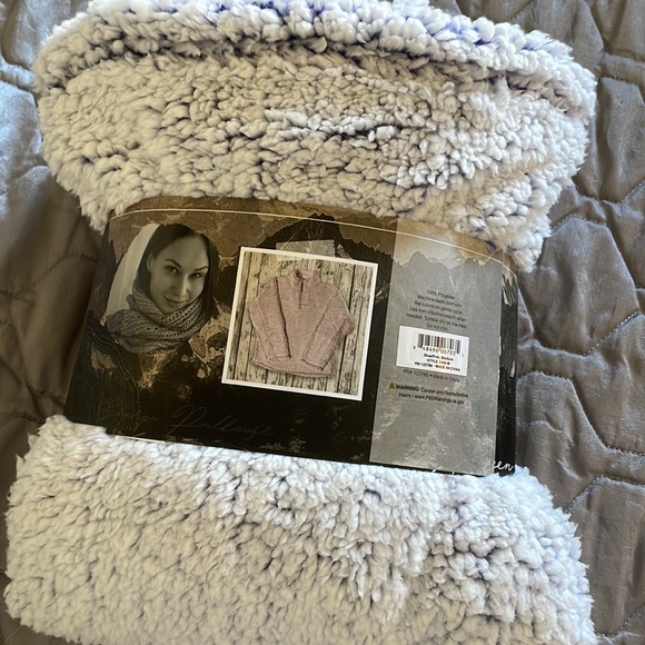 Women’s Pullover - Picture 2 of 3